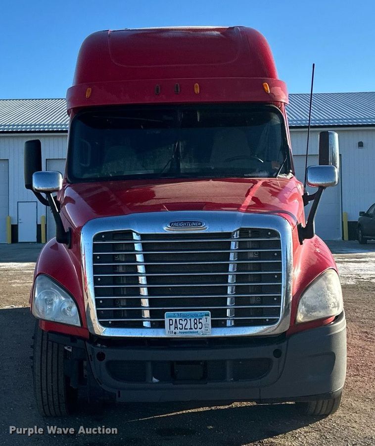 image for item LO9437 2014 Freightliner Cascadia  semi truck