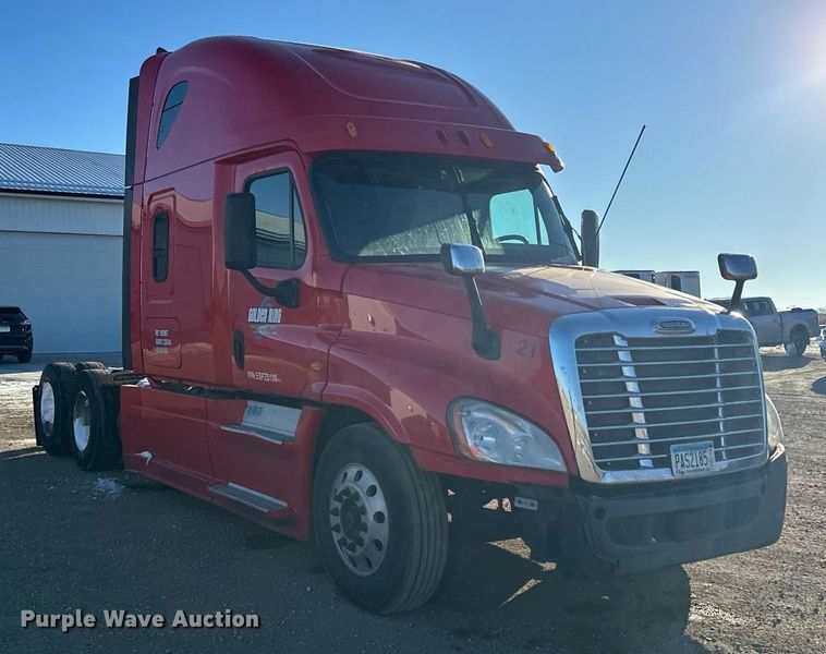 image for item LO9437 2014 Freightliner Cascadia  semi truck