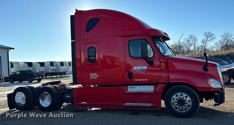 image for item LO9437 2014 Freightliner Cascadia  semi truck