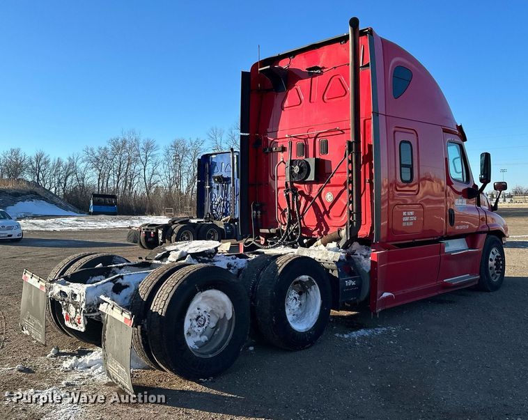 image for item LO9437 2014 Freightliner Cascadia  semi truck