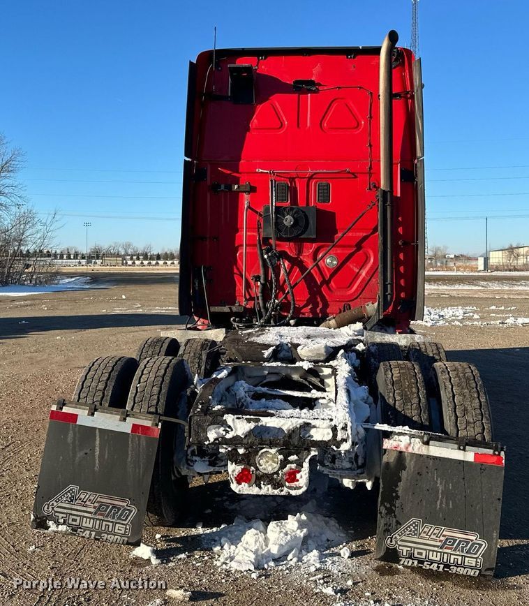 image for item LO9437 2014 Freightliner Cascadia  semi truck