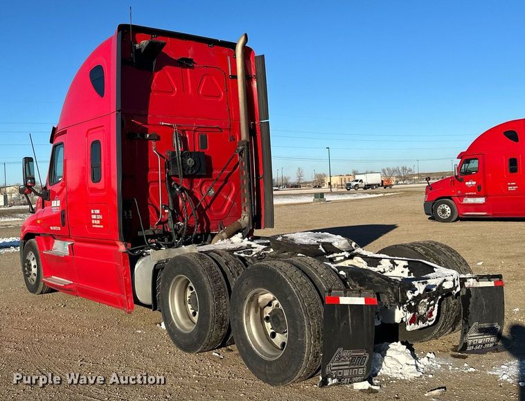 image for item LO9437 2014 Freightliner Cascadia  semi truck