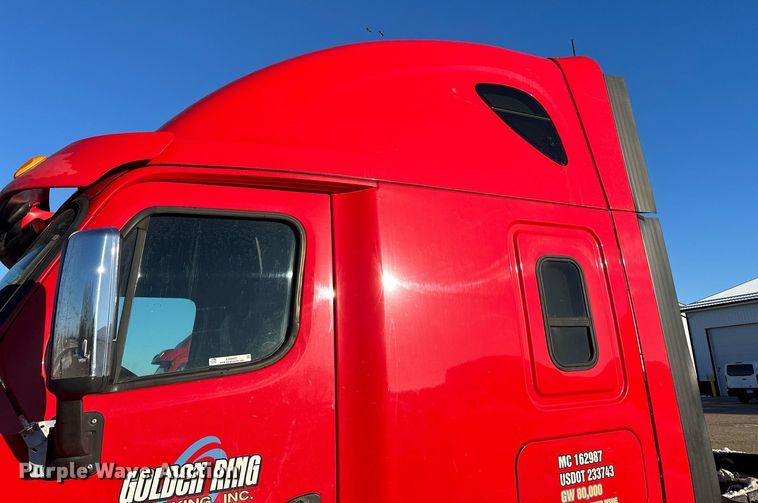 image for item LO9437 2014 Freightliner Cascadia  semi truck