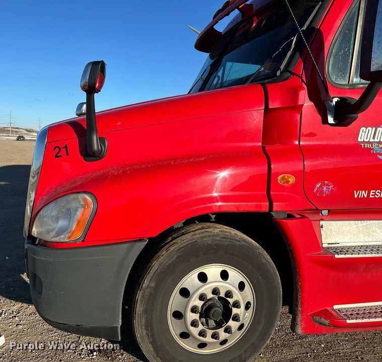 image for item LO9437 2014 Freightliner Cascadia  semi truck