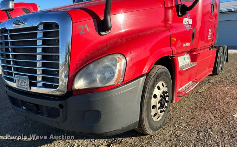 image for item LO9437 2014 Freightliner Cascadia  semi truck