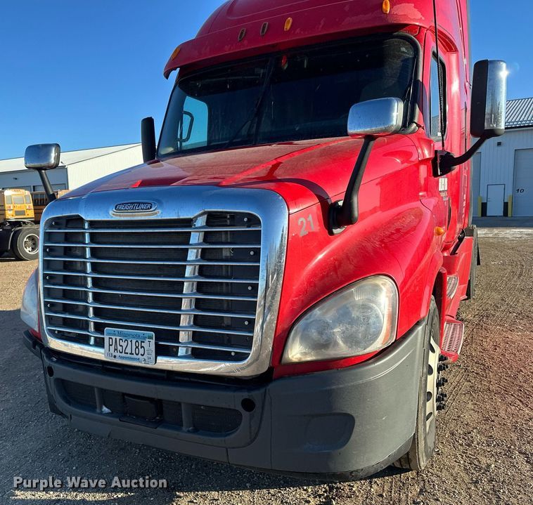 image for item LO9437 2014 Freightliner Cascadia  semi truck