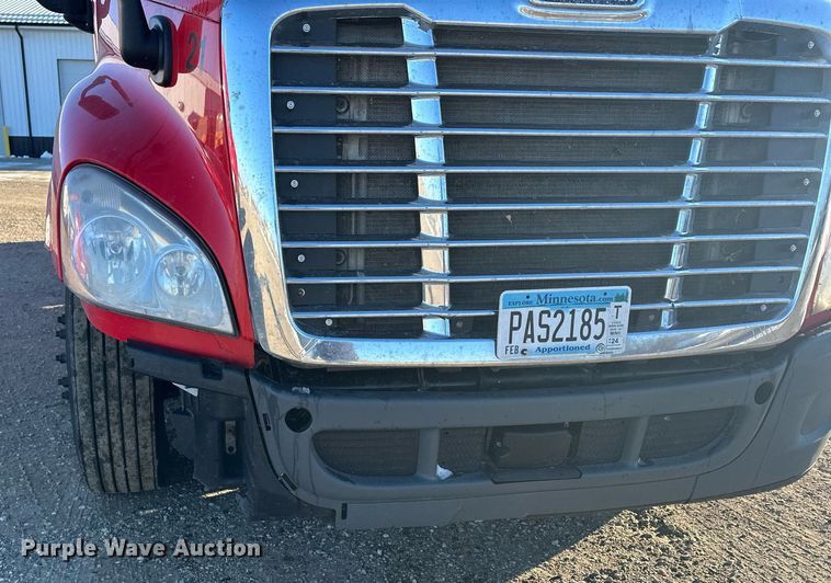 image for item LO9437 2014 Freightliner Cascadia  semi truck