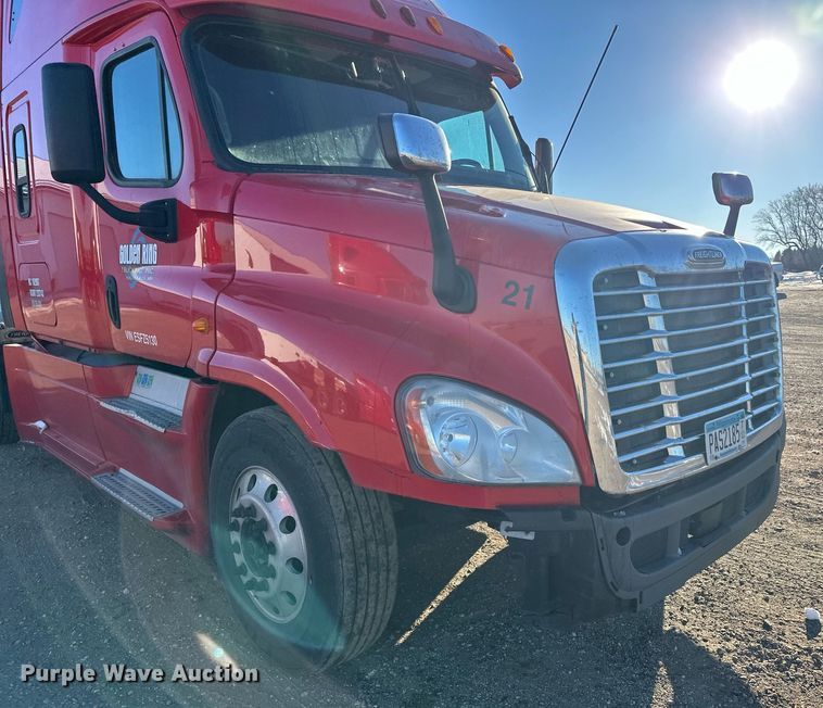 image for item LO9437 2014 Freightliner Cascadia  semi truck