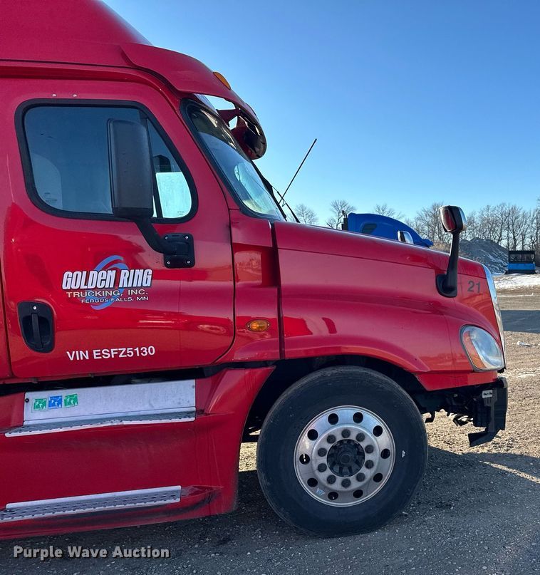 image for item LO9437 2014 Freightliner Cascadia  semi truck