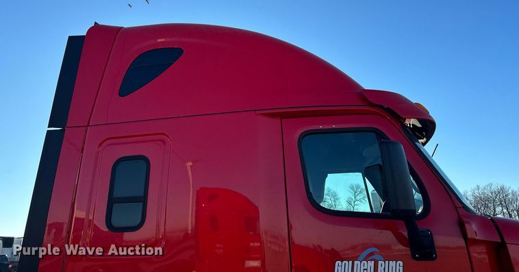 image for item LO9437 2014 Freightliner Cascadia  semi truck