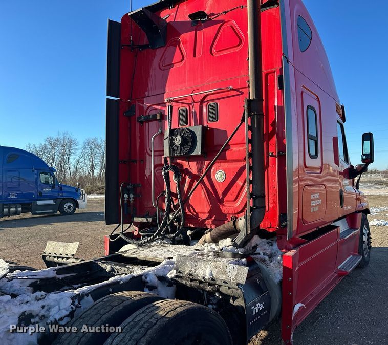 image for item LO9437 2014 Freightliner Cascadia  semi truck