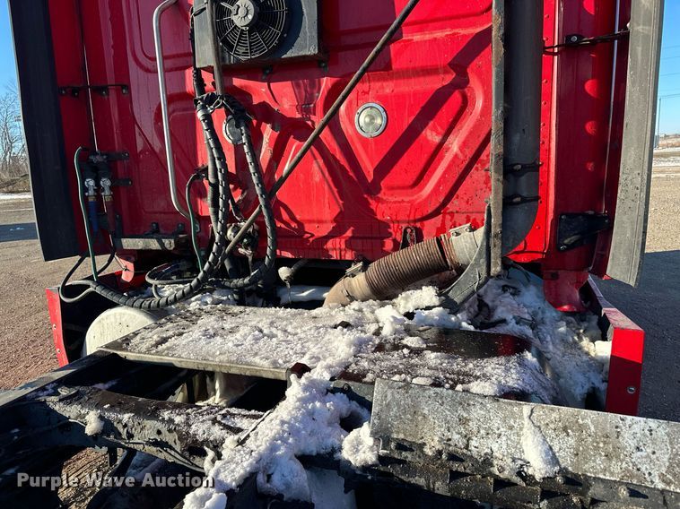 image for item LO9437 2014 Freightliner Cascadia  semi truck