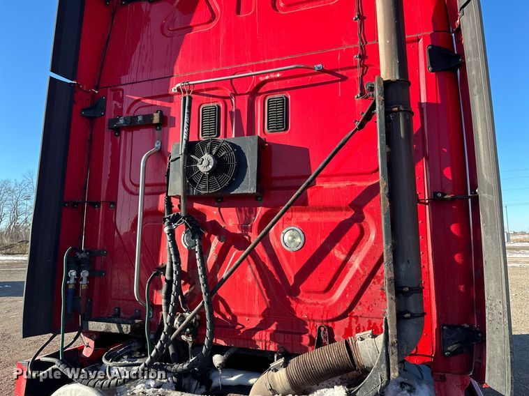 image for item LO9437 2014 Freightliner Cascadia  semi truck