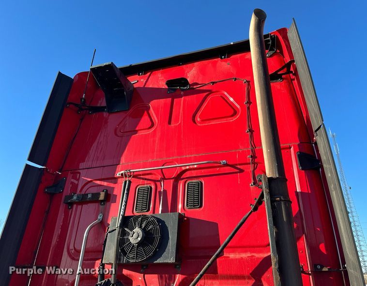 image for item LO9437 2014 Freightliner Cascadia  semi truck