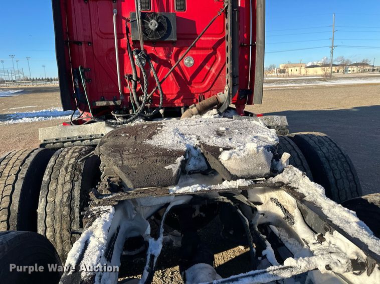 image for item LO9437 2014 Freightliner Cascadia  semi truck