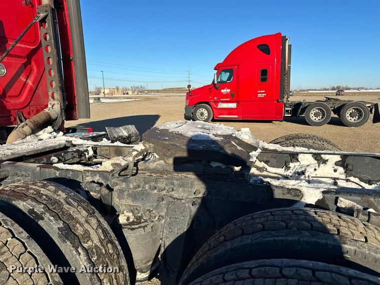 image for item LO9437 2014 Freightliner Cascadia  semi truck