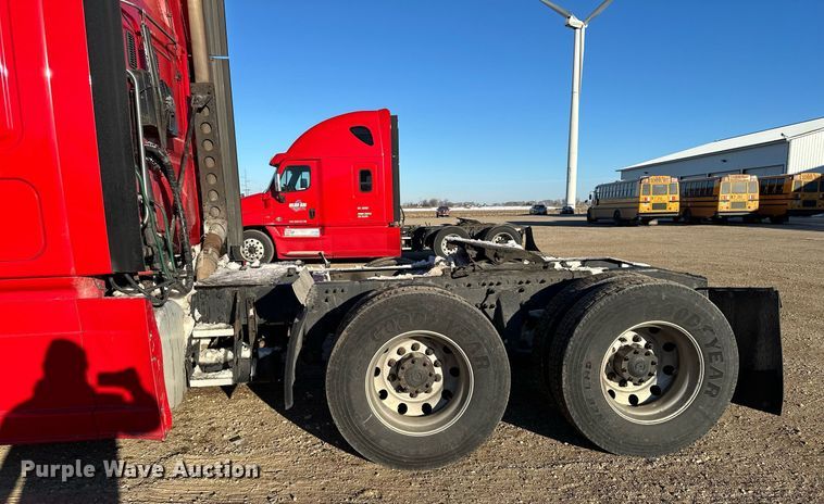 image for item LO9437 2014 Freightliner Cascadia  semi truck