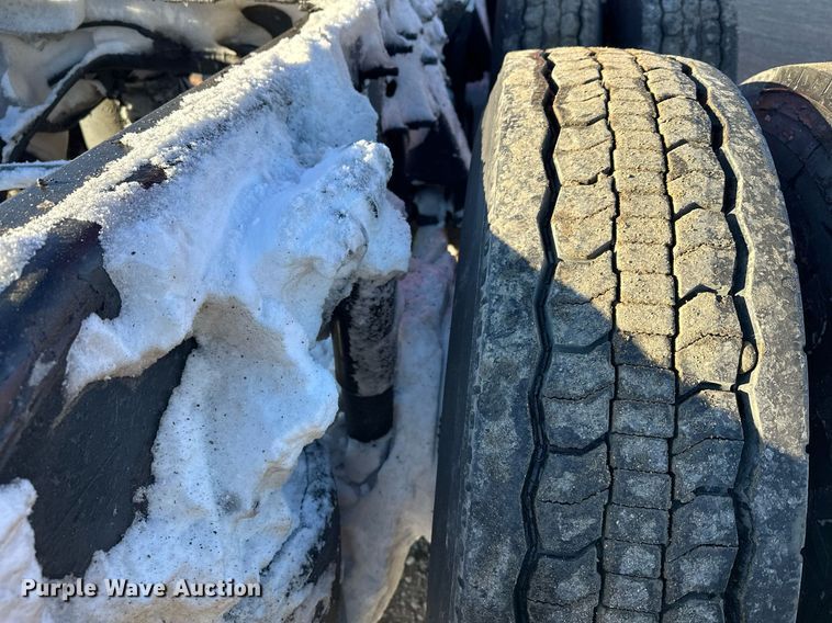 image for item LO9437 2014 Freightliner Cascadia  semi truck