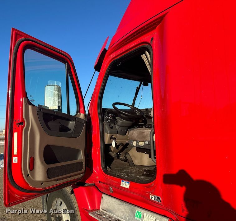 image for item LO9437 2014 Freightliner Cascadia  semi truck