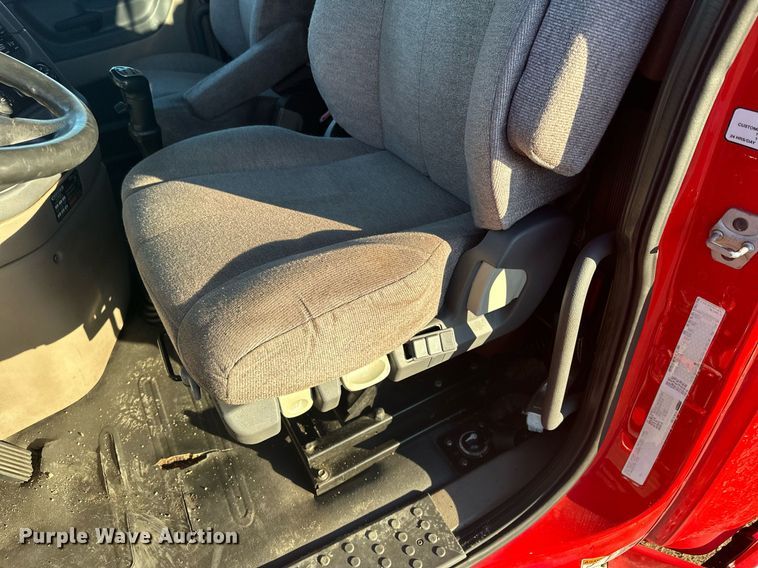 image for item LO9437 2014 Freightliner Cascadia  semi truck