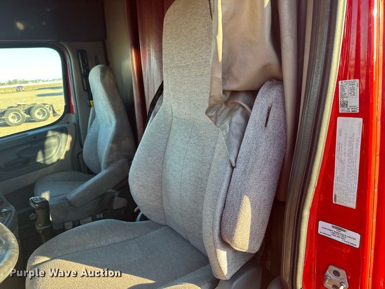 image for item LO9437 2014 Freightliner Cascadia  semi truck