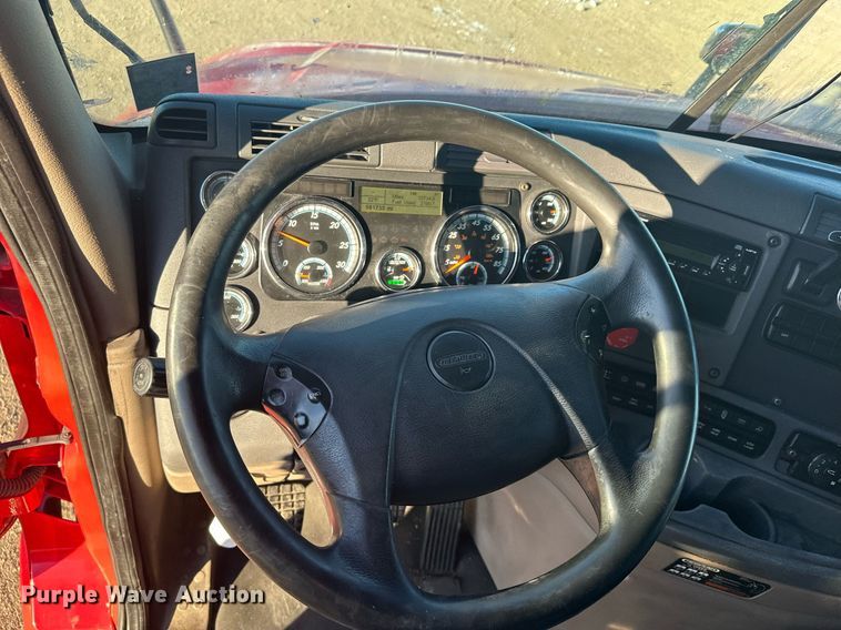 image for item LO9437 2014 Freightliner Cascadia  semi truck