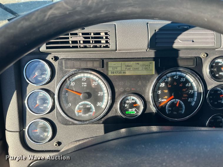 image for item LO9437 2014 Freightliner Cascadia  semi truck