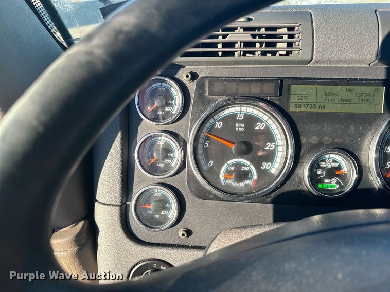 image for item LO9437 2014 Freightliner Cascadia  semi truck