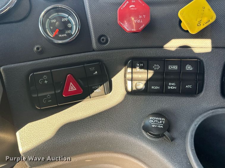 image for item LO9437 2014 Freightliner Cascadia  semi truck