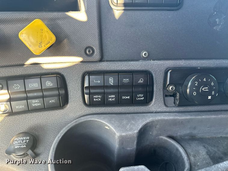 image for item LO9437 2014 Freightliner Cascadia  semi truck