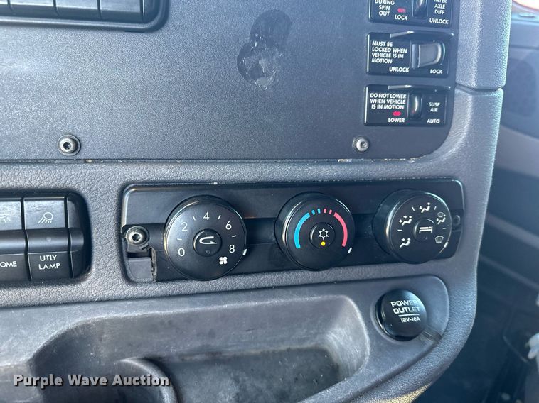 image for item LO9437 2014 Freightliner Cascadia  semi truck