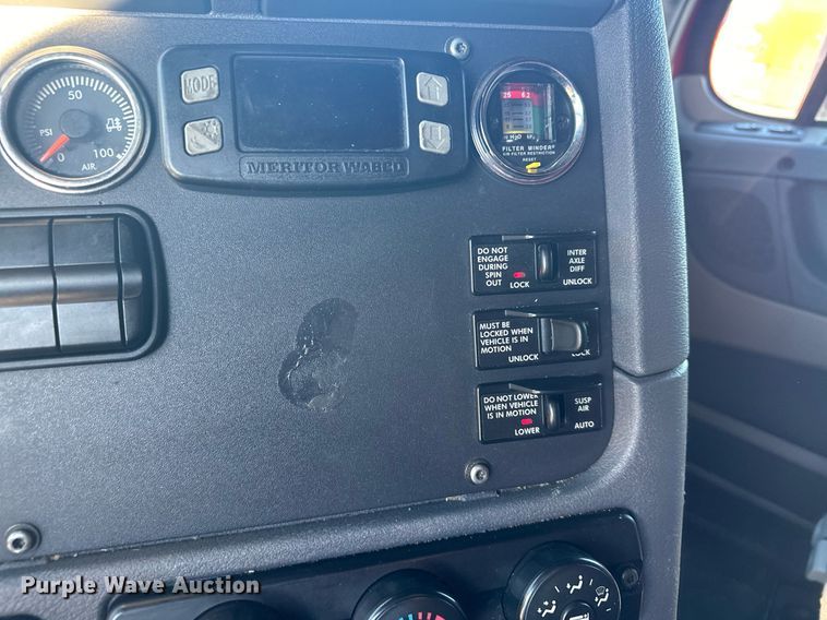 image for item LO9437 2014 Freightliner Cascadia  semi truck