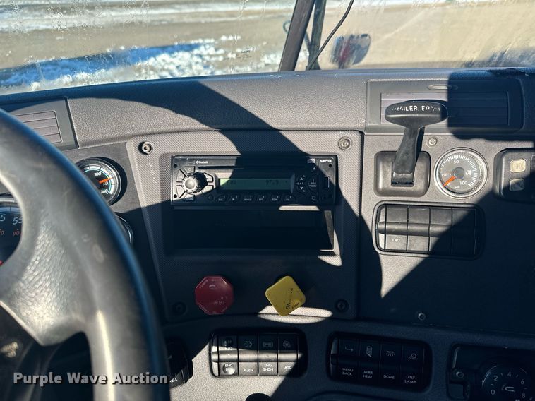 image for item LO9437 2014 Freightliner Cascadia  semi truck