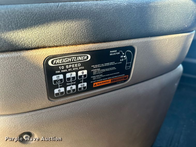 image for item LO9437 2014 Freightliner Cascadia  semi truck