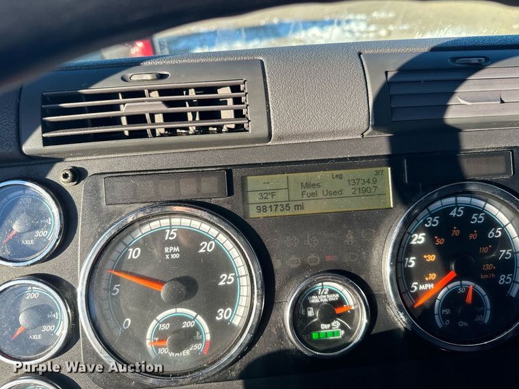 image for item LO9437 2014 Freightliner Cascadia  semi truck