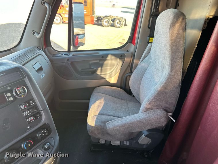 image for item LO9437 2014 Freightliner Cascadia  semi truck