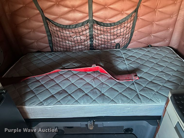 image for item LO9437 2014 Freightliner Cascadia  semi truck