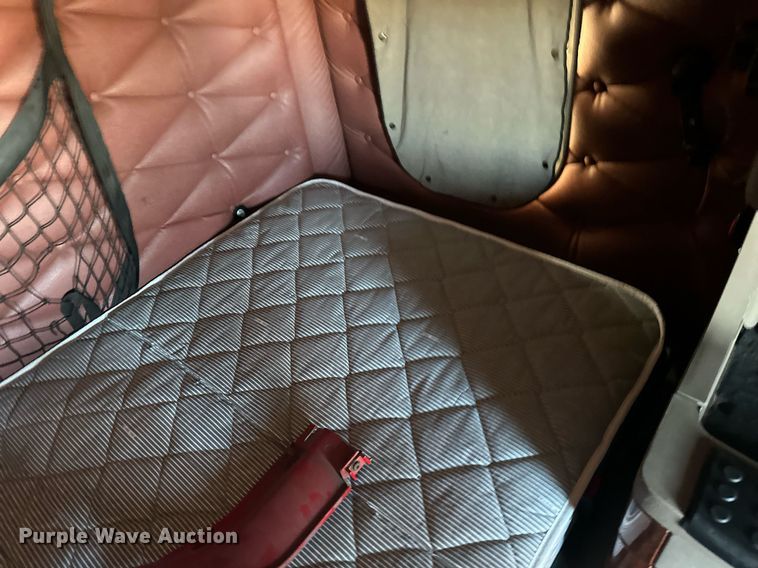 image for item LO9437 2014 Freightliner Cascadia  semi truck