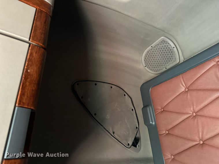 image for item LO9437 2014 Freightliner Cascadia  semi truck