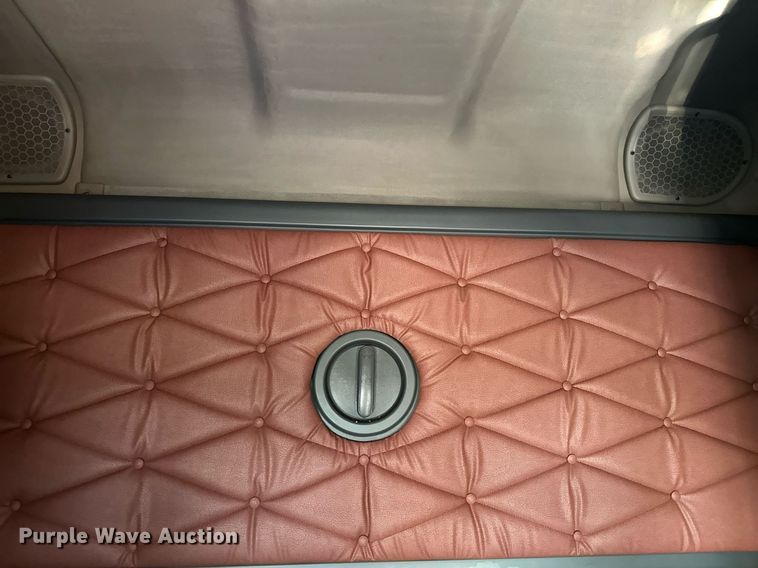 image for item LO9437 2014 Freightliner Cascadia  semi truck