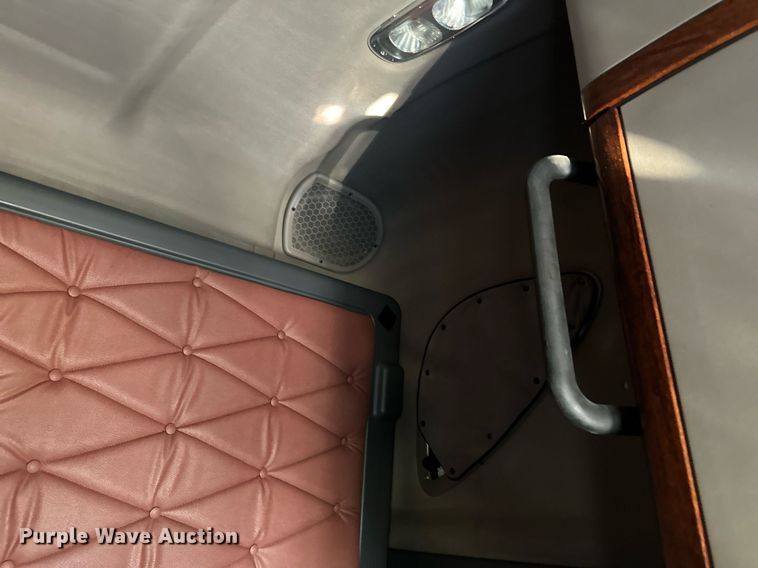 image for item LO9437 2014 Freightliner Cascadia  semi truck