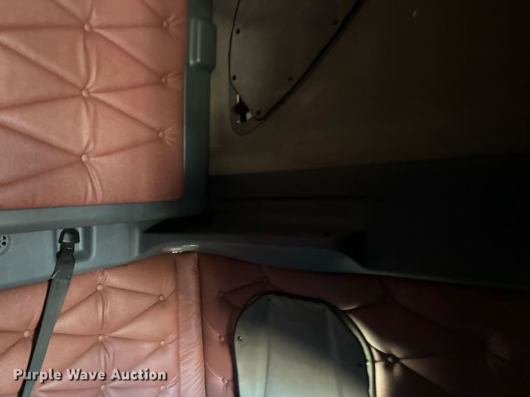 image for item LO9437 2014 Freightliner Cascadia  semi truck