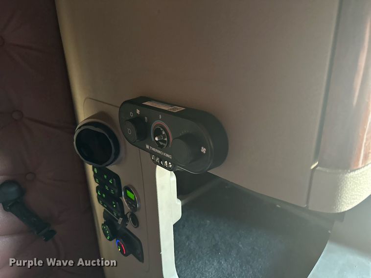 image for item LO9437 2014 Freightliner Cascadia  semi truck