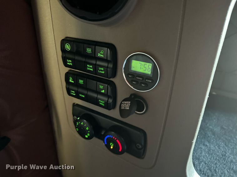 image for item LO9437 2014 Freightliner Cascadia  semi truck