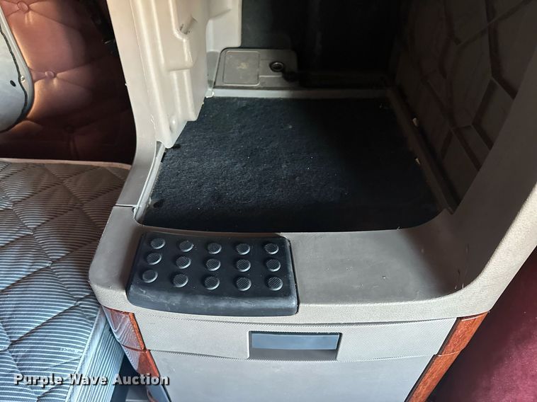 image for item LO9437 2014 Freightliner Cascadia  semi truck