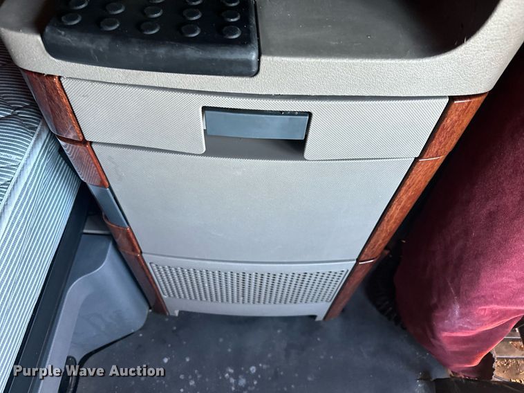 image for item LO9437 2014 Freightliner Cascadia  semi truck