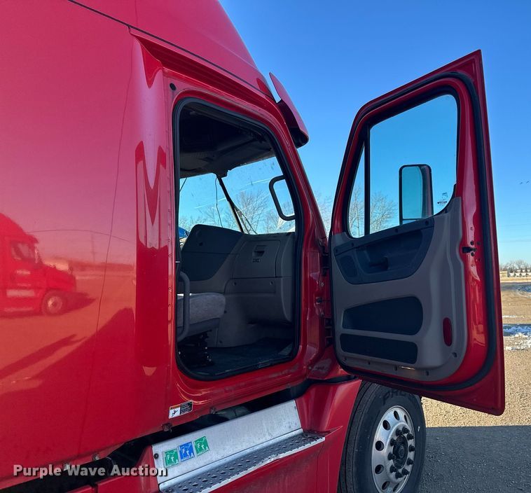 image for item LO9437 2014 Freightliner Cascadia  semi truck