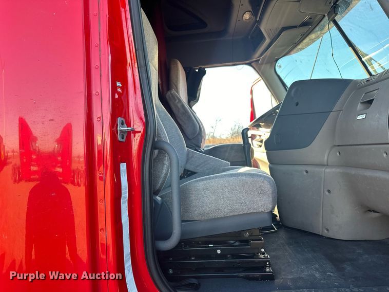 image for item LO9437 2014 Freightliner Cascadia  semi truck