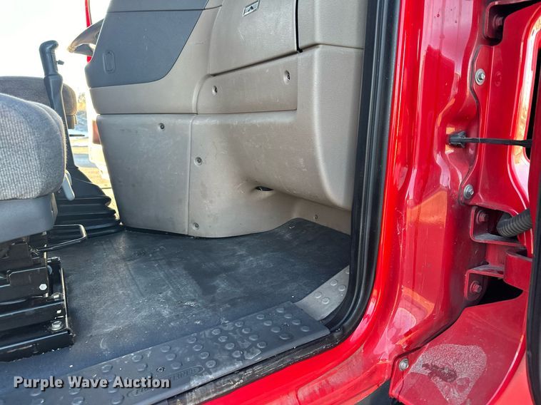 image for item LO9437 2014 Freightliner Cascadia  semi truck