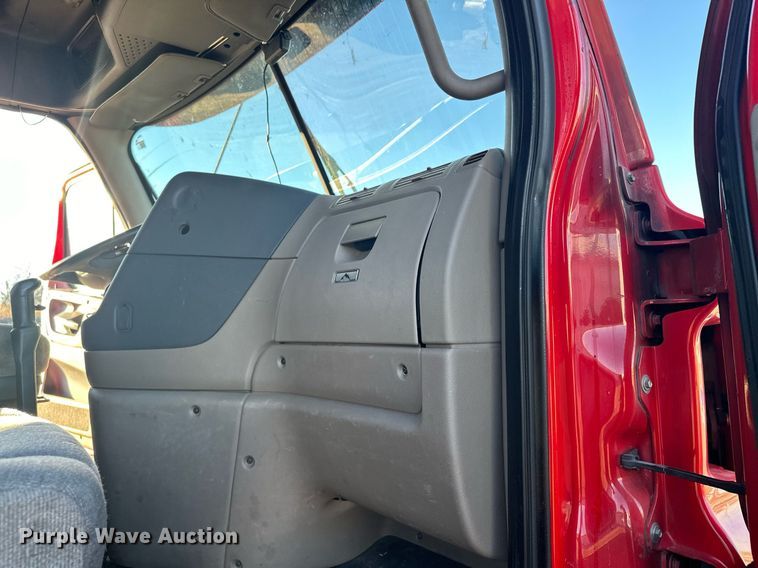 image for item LO9437 2014 Freightliner Cascadia  semi truck